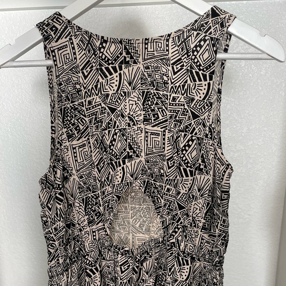 Short geometric Mossimo dress with back cutout detail and pockets